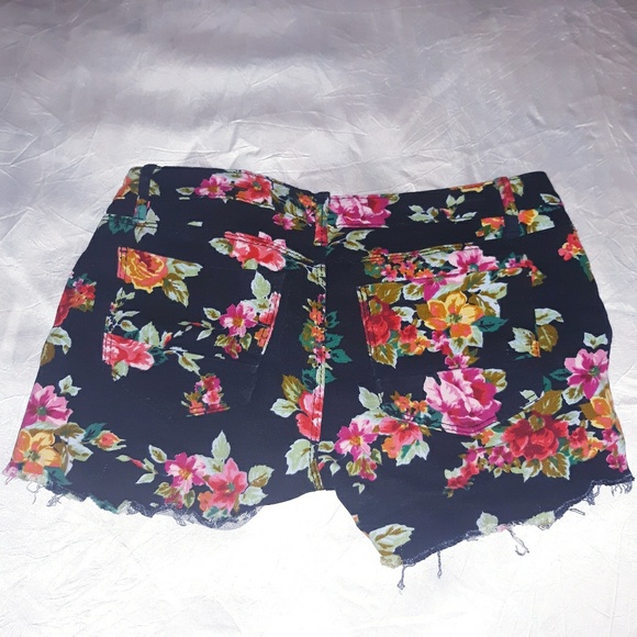 Shorts - Picture 2 of 3